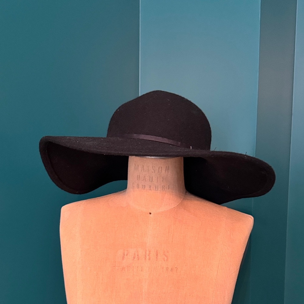 Elegant Black Wide-Brim Hat